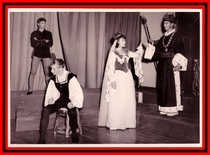 [1961-afr-hamlet-foto12-600.jpg]